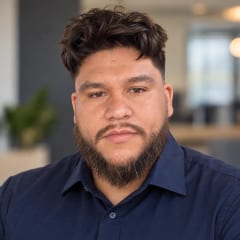 Oscar Cruz, Socio director